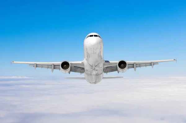 Avión de pasajeros está subiendo alto nivel de vuelo en el cielo por encima de las nubes . — Foto de Stock