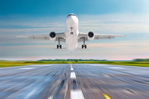 Avión de pasajeros aterrizando en un aeropuerto de pista . —  Fotos de Stock