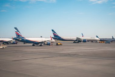 Airbus a-320 ve Boeing 777-300 Aeroflot Rus hava yolları. Rusya, Moskova, Havaalanı Sheremetyevo. 20 Nisan 2018.