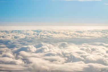 Panorama gökyüzünden irtifa kümülüs ve katmanlı stratus bulutlar.