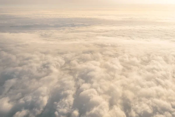 Cloudscape Chmura zachmurzenie z poziomu wysokość lotu samolotu, gładką teksturę jednolite białe pary przed zachód słońca. — Zdjęcie stockowe