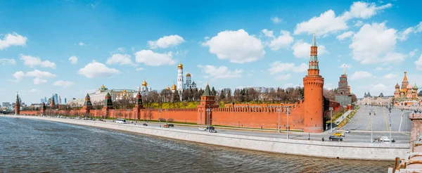 Kremlin van Moskou uitzicht vanaf de brug over de rivier de Moskou rivier panorama. — Stockfoto
