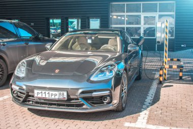 Elektrikli arabalar için yakıt ikmali e-mobility Porsche. Rusya, Moskova, 14 Nisan 2018.