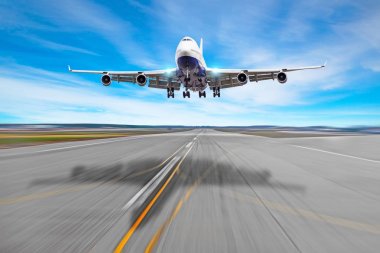 Bir pist havaalanına iniş asfalt üzerinde döküm gölge ile yolcu uçak dört motor.