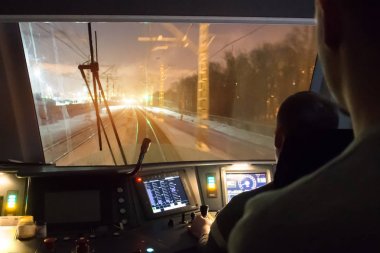 Sürücü kabini elektrikli bir tren, gece seyahat bir demiryolu üzerinden görüntülemek.