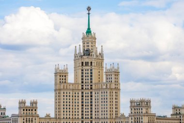Moskova'da Kotelnicheskaya dolgu üzerinde yüksek katlı Stalinist gökdelenler bina, Rusya.
