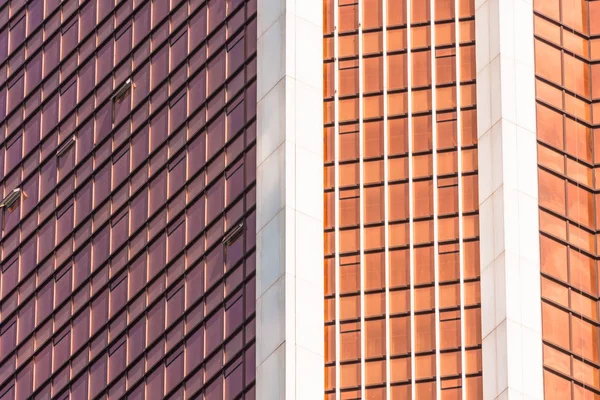 Угловое стекло красное, бордовое, коричневые фасады окна финансовых небоскребов, угол здания крупным планом . — стоковое фото