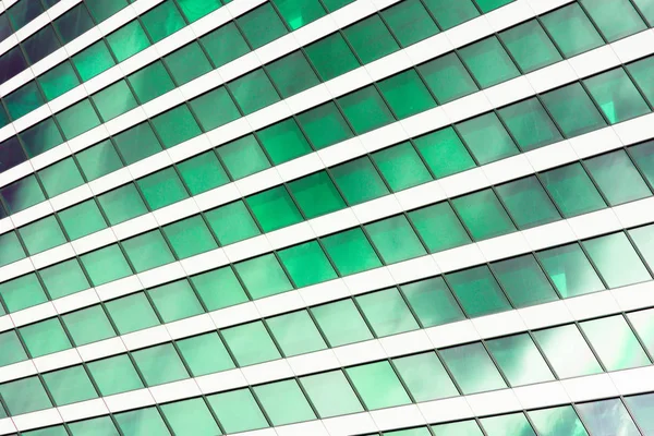 Отражение блестящий зеленый, изумрудного цвета стекло спираль, волна с изгибом фасадных окон финансовых небоскребов . — стоковое фото