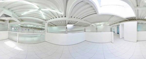 Proiezione panoramica sferica a 360 gradi, all'interno lungo corridoio vuoto con porte ed ingressi a diverse stanze . — Foto Stock