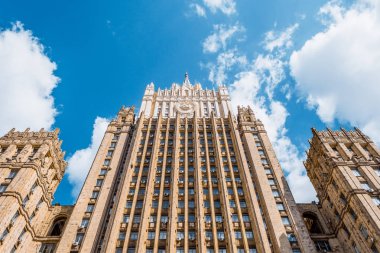 Rusya Dışişleri Bakanlığı'nın Stalinist mimari tarzı beyaz bulutlarla mavi gökyüzüne karşı, yukarı bak.