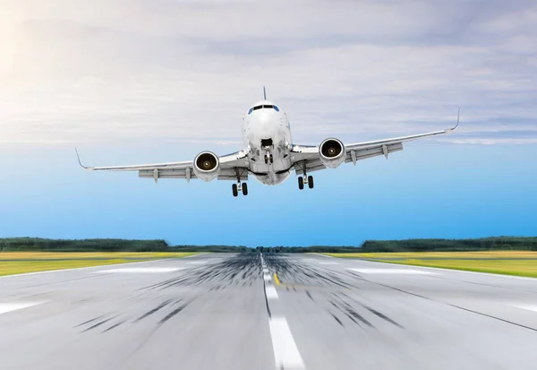 Passagerare flygplan lutas från en stark vind som landar på en landningsbana flygplats. — Stockfoto