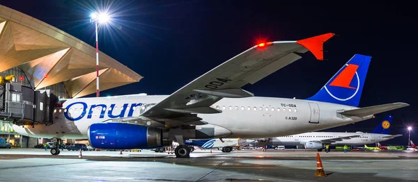 Onur Air Airbus A321. Primer vuelo, encuentro con Rusia, San Petersburgo. Aeropuerto de Pulkovo, 27 abril 2018 . — Foto de Stock