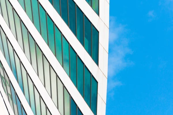 Reflejo del cielo y las nubes en ventanas de cristal de rascacielos financieros . — Foto de Stock