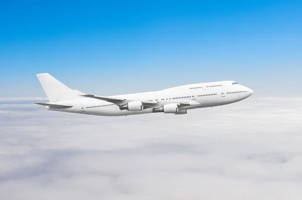 Avión de dos pisos en el cielo por encima de las nubes vuelo altura del sol viaje . —  Fotos de Stock