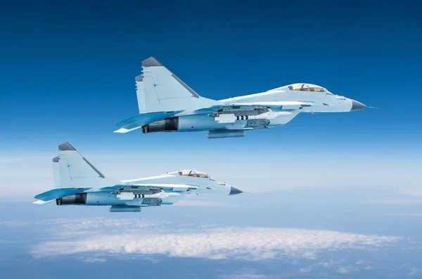 Dwa wojskowe myśliwce jet samolotu na dużych wysokościach, misji bojowych operacji latające wysoko na niebie. — Zdjęcie stockowe