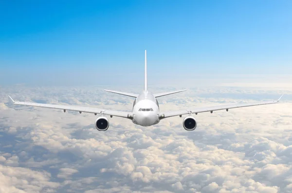Yolcu uçağı, uçuş seviyesi yüksek bulutların üzerinde gökyüzünde uçan. Görüntülemek doğrudan önünde, tam olarak. — Stok fotoğraf