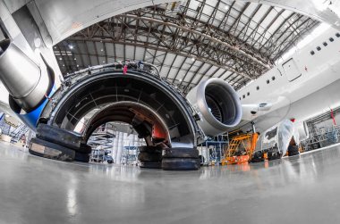 Motor kaput kapağı hangarda uçak motoru onarım sırasında.