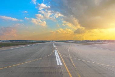 Günbatımı güneş açık gökyüzü mavi degrade sarı renk cumulus bulutları havaalanında pist.