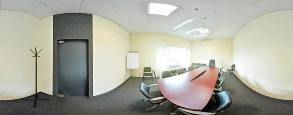 Wewnątrz pokój spotkań w biurze moder. Projekcji panoramy sferyczne 360 stopni, pusty płaski apartamenty. — Zdjęcie stockowe