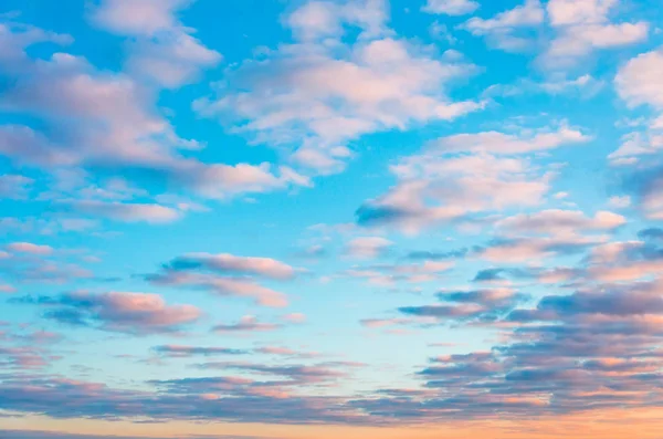 Göksel bir degrade renkle günbatımında Alto kümülüs güzel bulutlar. — Stok fotoğraf