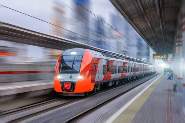 Yüksek hızlı tren tren istasyonunun şehrin yüksek hızda sürmek. — Stok fotoğraf