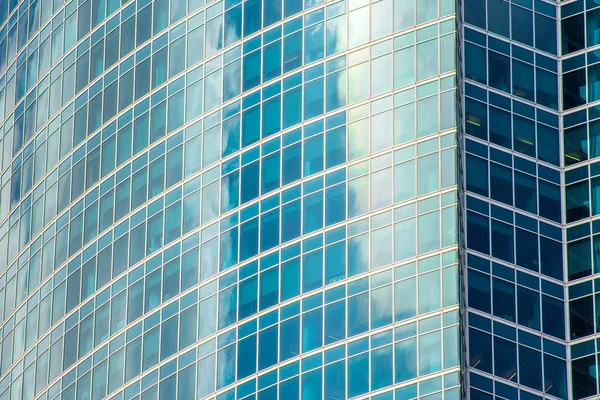 Reflexão verde brilhante, vidro de cor esmeralda, onda com janelas de fachada de curvatura de arranha-céus financeiros . — Fotografia de Stock