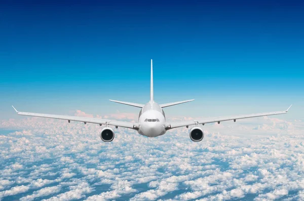 Yolcu uçağı, uçuş seviyesi yüksek bulutların üzerinde gökyüzünde uçan. Görüntülemek doğrudan önünde, tam olarak. — Stok fotoğraf
