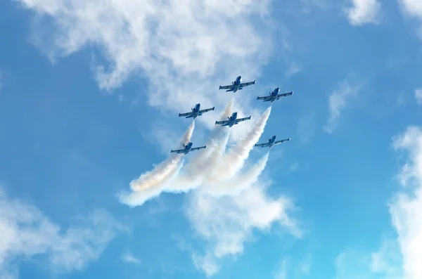 Légi harci repülőgépek a háttérben ég felhők a füst — Stock Fotó
