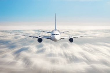 Uçuş yüksek düzeyde yukarıda gökyüzünde uçan yolcu uçak bulutlar ve mavi gökyüzü bulutlu. Görüntülemek doğrudan önünde, tam olarak.