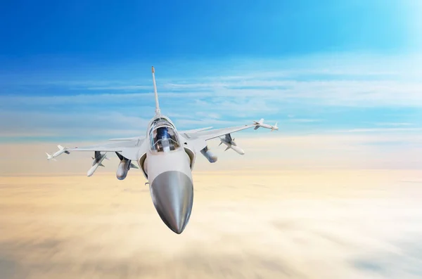 Wojskowe myśliwce jet samolot na misji bojowych, latające wysoko na niebie. — Zdjęcie stockowe
