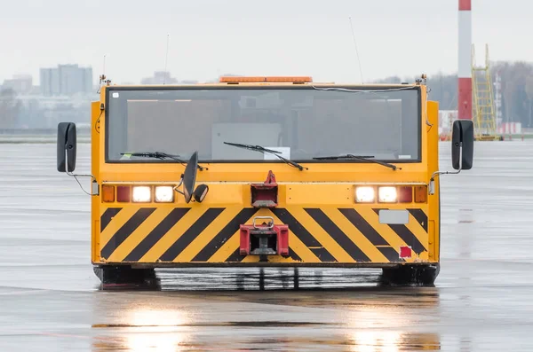 A repülőtéri vontatójármű a repülőtéren halad a kormányzási útvonalon. — Stock Fotó