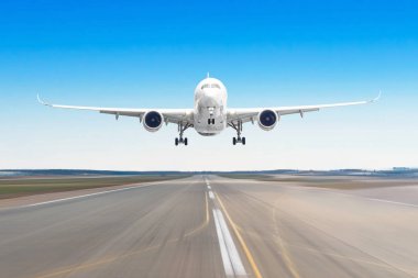 Bir pist airport, hareket açılış asfalt üzerinde yolcu uçağı ile bulanıklık.