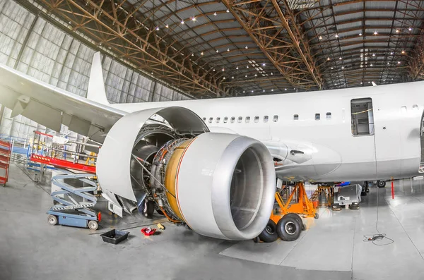 Aviões Passageiros Manutenção Motor Reparação Fuselagem Hangar Aeroporto Ver Motor — Fotografia de Stock