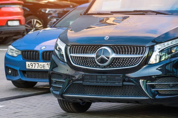 Carros de luxo Mercedes-Benz e BMW estacionamento em uma fileira de loja de carros. A Rússia. São Petersburgo. 28 Outubro 2019 — Fotografia de Stock