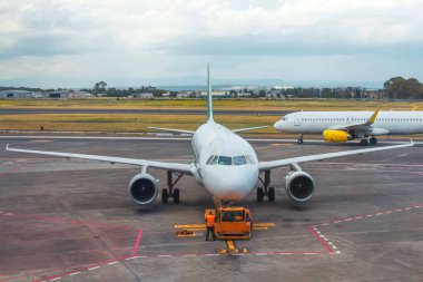 Uçuş için yolcu uçağı hazırlanıyor. Çekiciyi geri çekin..