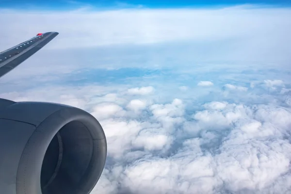 비행기 엔진이 달린 날개의 모습 과 아래의 짙은 구름 층. — 스톡 사진