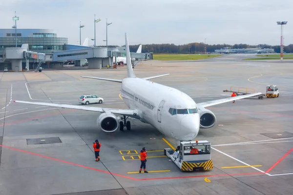 Avión ejecutar operación de retroceso en el aeropuerto . — Foto de Stock