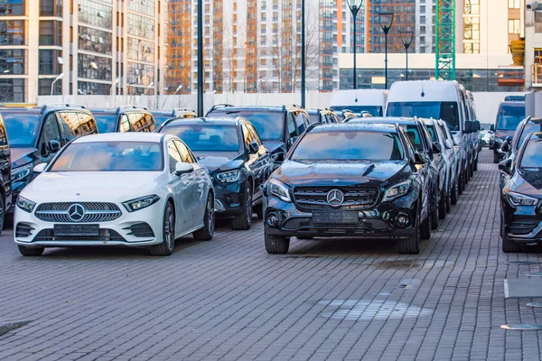 Luksusowe samochody Mercedes-Benz C i E klasy parkingowejw rzędzie sklepu samochodowego. Widok symbolu znaku, przedni zderzak. Rosja. Sankt-Petersburg. 28 października 2019. — Zdjęcie stockowe