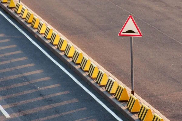 Sinal de colisão de velocidade na saída para a estrada . — Fotografia de Stock