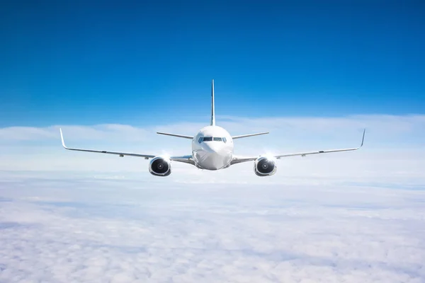 雲の上の空の飛行機の旅の旅、ビューをまっすぐ. — ストック写真