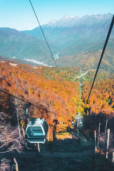 Téléphérique avec cabanes pour les touristes, vue sur la ville et la forêt d'automne dans les montagnes . — Photo
