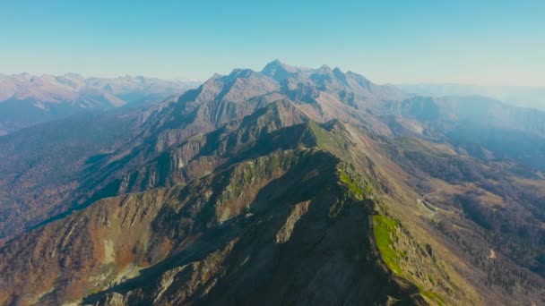 全景飞行和远眺山脉和森林覆盖的山谷 — 图库视频影像