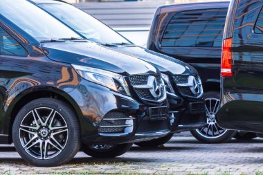 Siyah lüks minibüs iki Mercedes-Benz minivan. - Rusya. Saint-Petersburg 'da. 28 Ekim 2019.