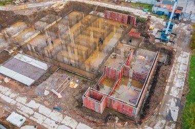 Somut temel ve bodrum katının havadan görüntüsü.