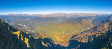 Dağ sırasının panoramik hava manzarası ve yoğun ormanlarla dolu yamaçlar.