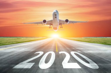 Havaalanı pistinin 2020 nolu pistindeki yazıda uçak havalanacak. Yeni yılda seyahat kavramı, tatiller.
