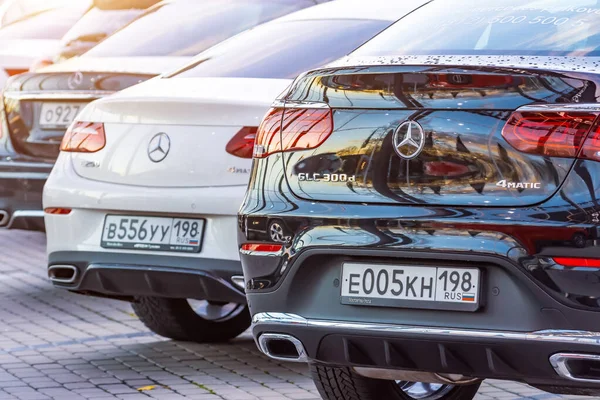 Carros de luxo Mercedes-Benz GLC 4 matic parkingin uma fileira de loja de carros. Vista do símbolo do sinal, pára-choques dianteiro. A Rússia. São Petersburgo. 28 Outubro 2019 . — Fotografia de Stock