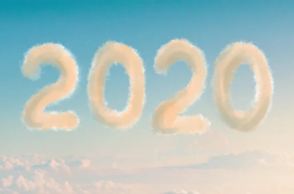 2020 Jahr in Form orangefarbener Wolken am Abendhimmel, Neujahr. — Stockfoto