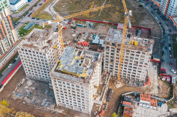 Drie woongebouwen in aanbouw in een woonwijk van de stad. — Stockfoto