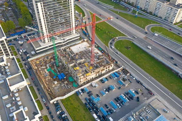 Vista aérea de un sitio de construcción en una zona residencial de la ciudad cerca de la autopista . — Foto de Stock